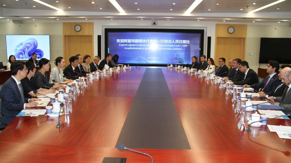Azərbaycan nümayəndə heyəti “Jenmin Jibao” qəzetinin redaksiyasında olub
