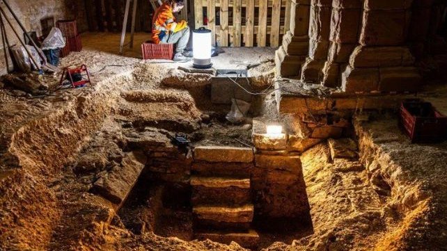 Fransa’da 400 yıllık mühürlü mezar bulundu