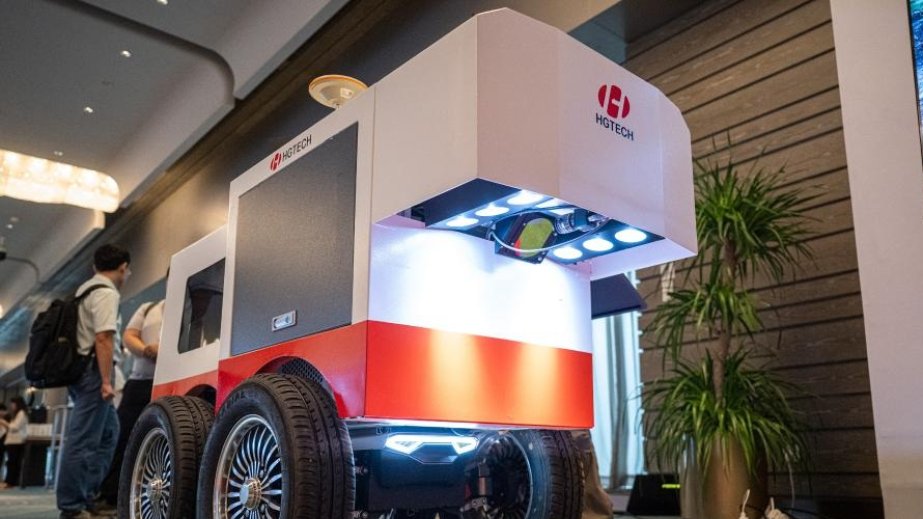 Chinese company unveils smart laser weeding robot