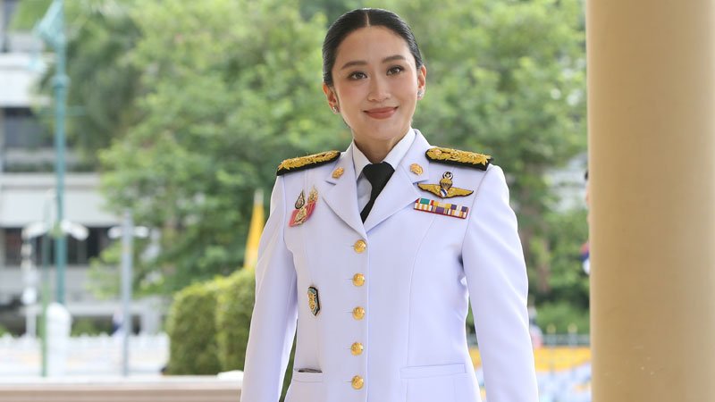 Tayland’da görevden uzaklaştırılan başbakan, kültür bakanı oldu