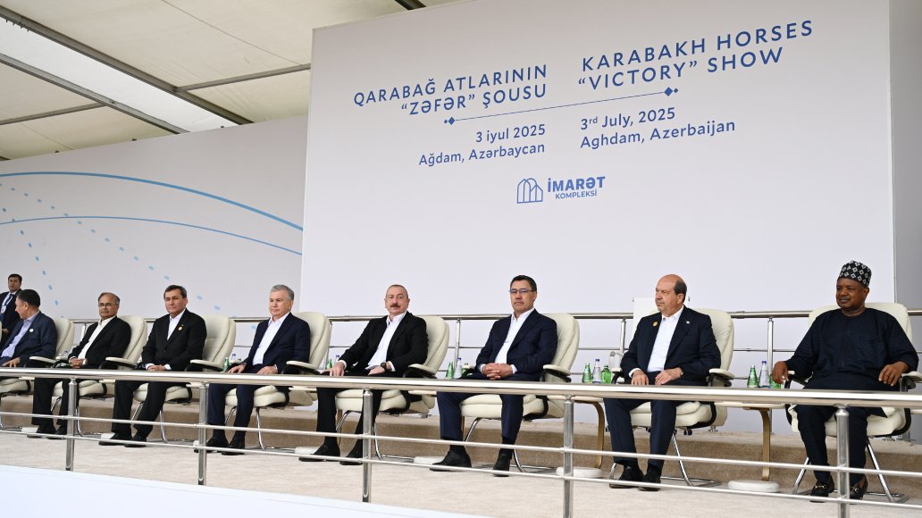 Prezident İlham Əliyev və ECO-nun 17-ci Zirvə görüşünün iştirakçıları Ağdamdakı “İmarət” Kompleksində Qarabağ atlarının “Zəfər” şousunu izləyiblər (FOTO/VİDEO)