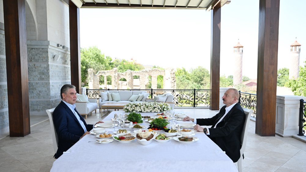 Prezident İlham Əliyev və Qurbanqulu Berdiməhəmmədov Şuşada birgə nahar ediblər