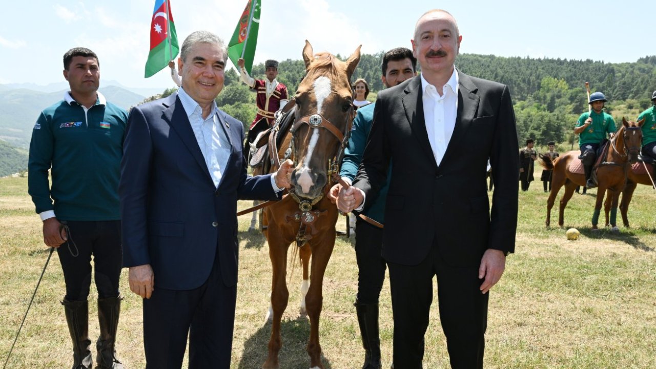 President Ilham Aliyev presents Karabakh horse named “Dostlug” to Chairman of Turkmenistan’s Halk Maslahaty at Jidir Duzu plain