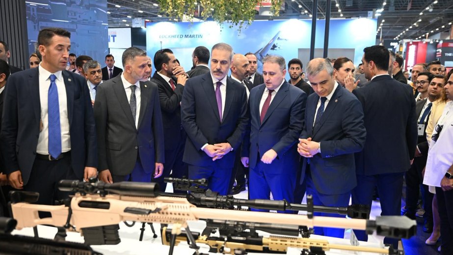 Turkish FM visits Azerbaijani stand at IDEF 2025