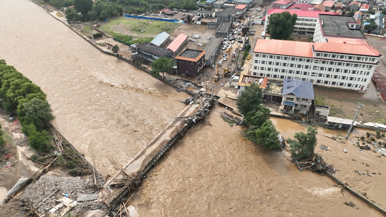 Çin'de şiddetli yağışlar etkisini sürdürüyor; 38 kişi hayatını kaybetti