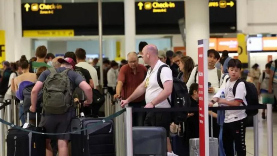 Britaniyada hava nəqliyyatında texniki nasazlıq yaranıb, yüzlərlə reys ləğv edilib