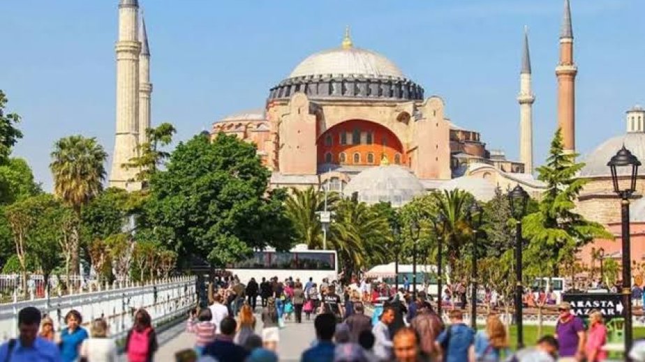 Türkiye’s tourism revenue hits record $25.8 billion in first half