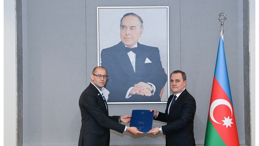 İsrailin yeni səfiri etimadnaməsinin surətini Ceyhun Bayramova təqdim edib