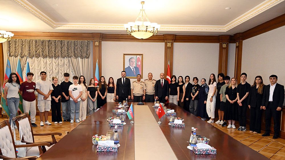 Müdafiə naziri türkiyəli şəhid ailələri ilə görüşüb