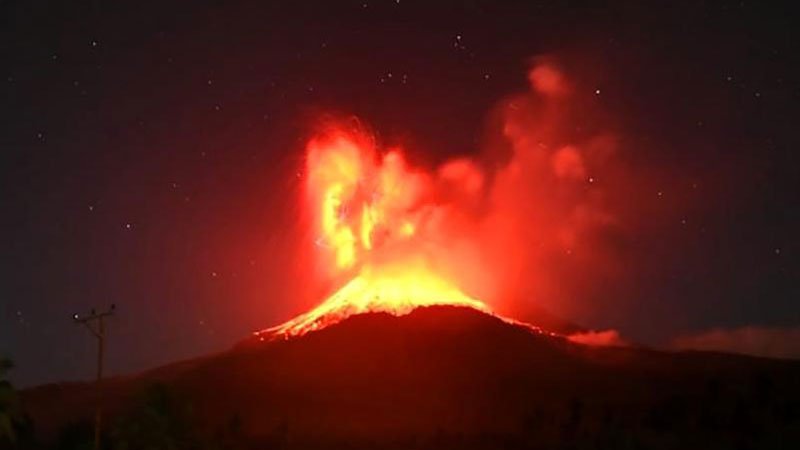 Endonezya'daki Lewotobi Laki-Laki Yanardağı'nda patlama meydana geldi