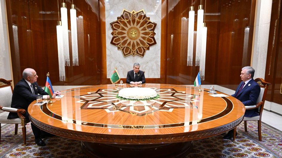Avazada Türkmənistan Xalq Məsləhətinin sədri, Özbəkistan Prezidenti və Azərbaycanın Baş naziri arasında üçtərəfli görüş keçirilib
