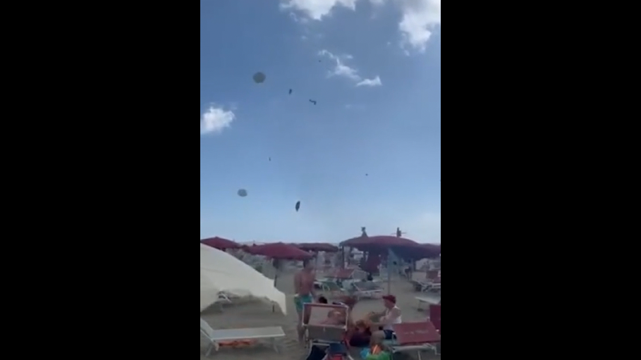 Romada çimərlikdə yaranan tornado turistləri təşvişə salıb (VİDEO)