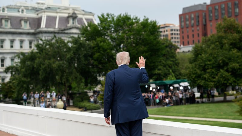 Trump, Beyaz Saray'ın çatısına çıktı