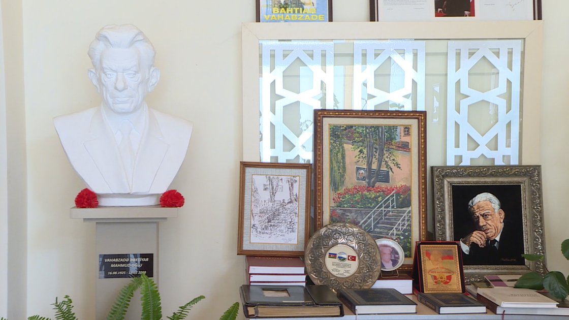 Bəxtiyar Vahabzadənin ev-muzeyində açılan sərgi avqustun sonunadək davam edəcək
