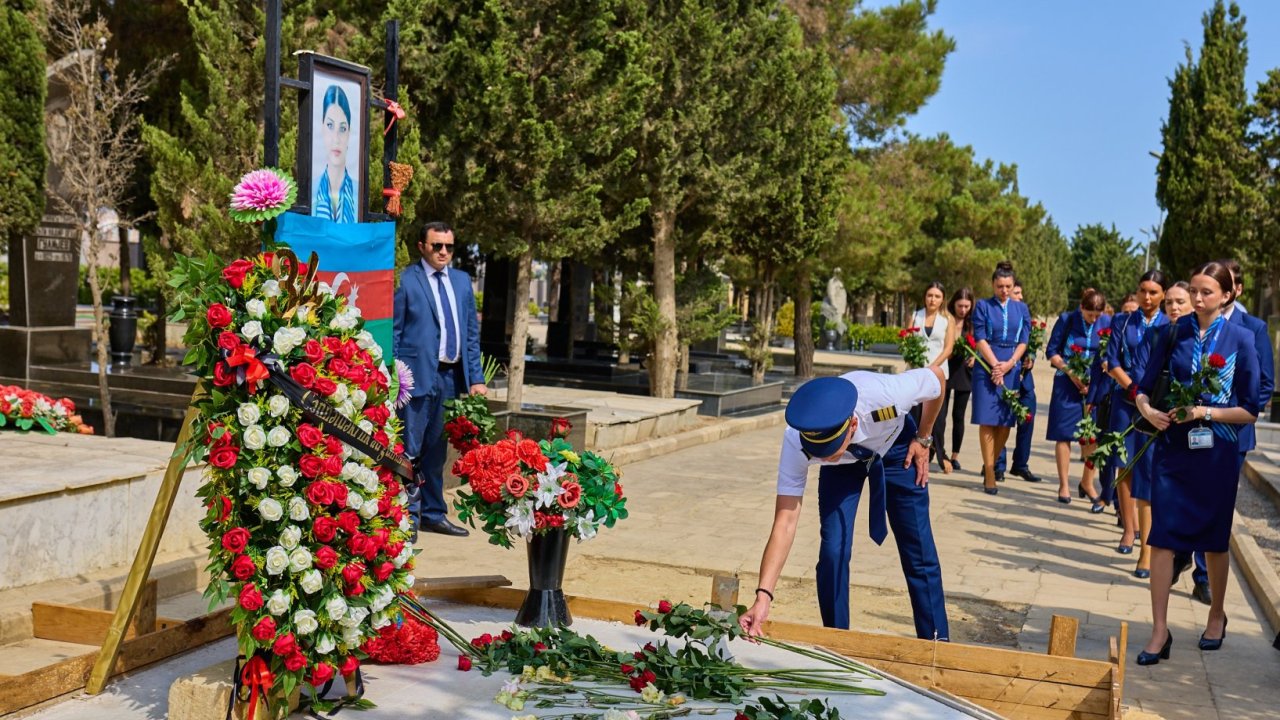 AZAL rəhbərliyi və kollektivi Azərbaycanın Milli Qəhrəmanı Hökumə Əliyevanın məzarını ziyarət edib