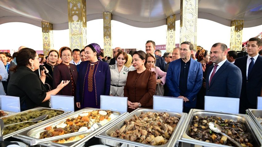 Azərbaycanın milli kulinariya ənənələri Türkmənistanda nümayiş etdirilir
