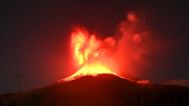 Endonezya'da Semeru ve Lewotobi Laki-Laki yanardağlarında patlama meydana geldi