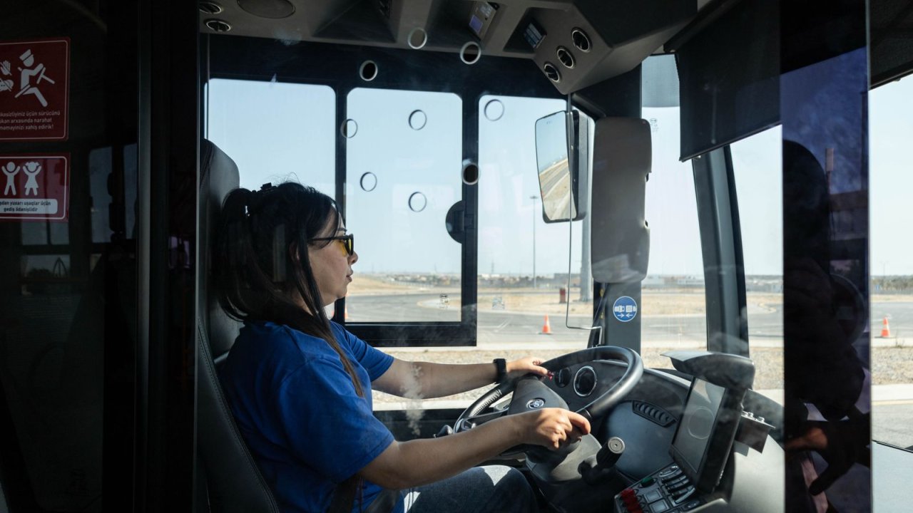 Avtobus idarə edəcək qadın sürücülər hazırlanır - AYNA