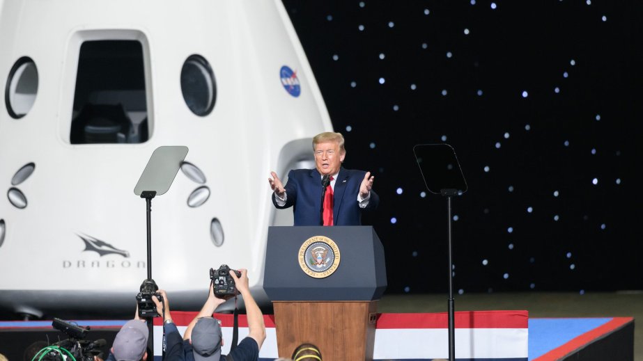 Donald Tramp kosmosa kommersiya uçuşları qaydalarını yumşaldan fərman imzalayıb