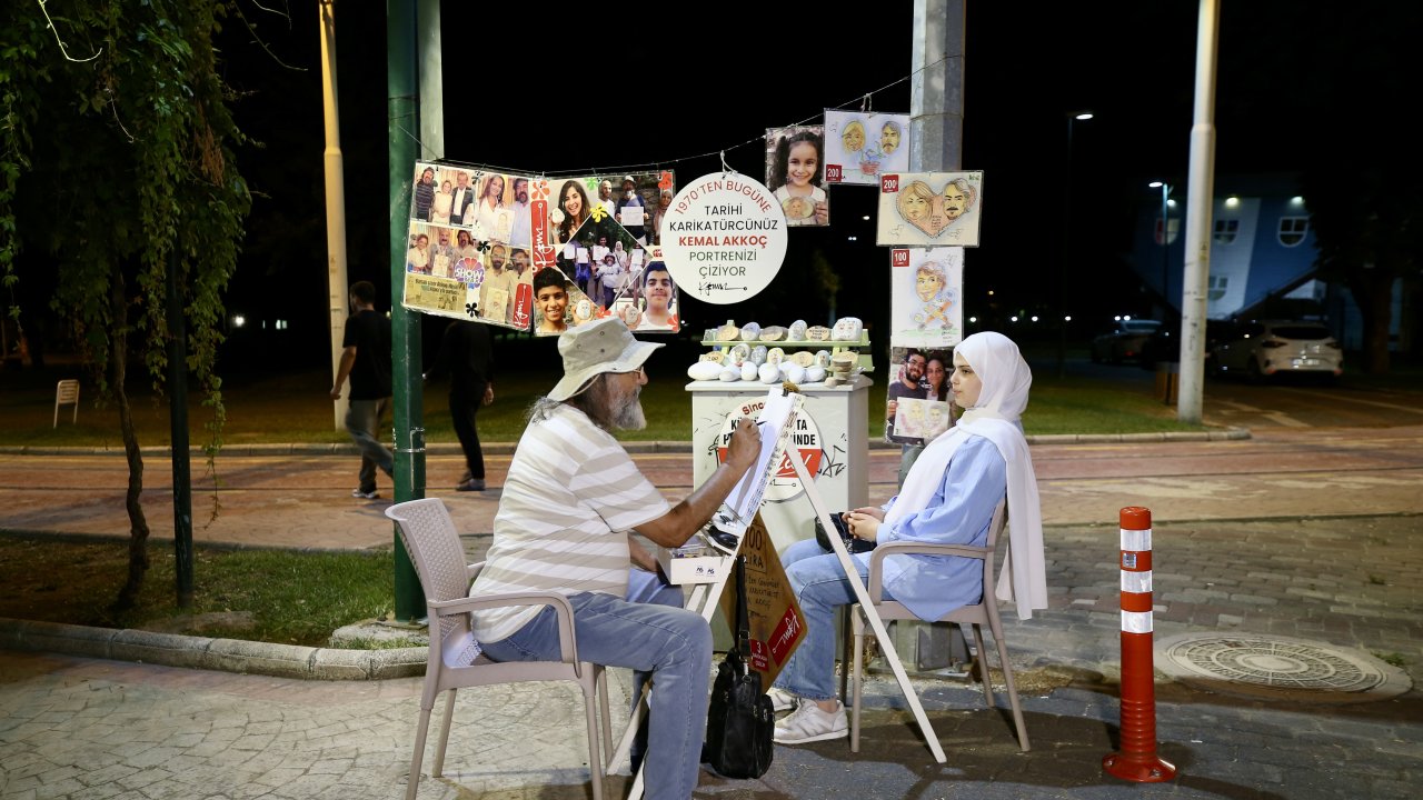 Kültürpark’ta aynı ağacın altında 55 yıldır karikatür çiziyor