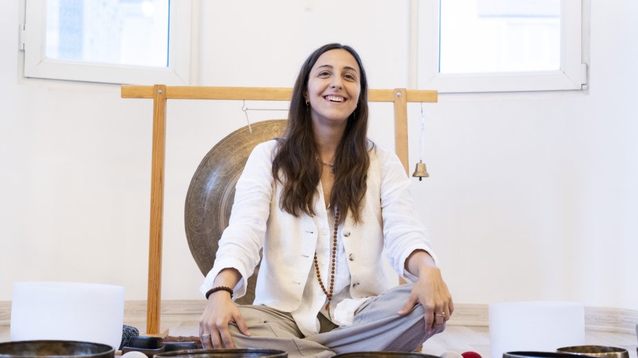 Səs terapevti İlhamə Babayeva: Ətrafdakı ən kiçik qum dənəsindən tutmuş nəhəng göy cisimlərinə qədər hər şey səslənir MÜSAHİBƏ