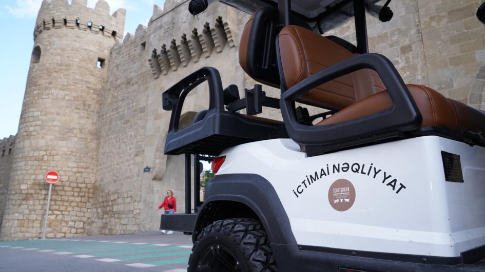 İçərişəhərdə qolfkar-avtobuslar istifadəyə verilib