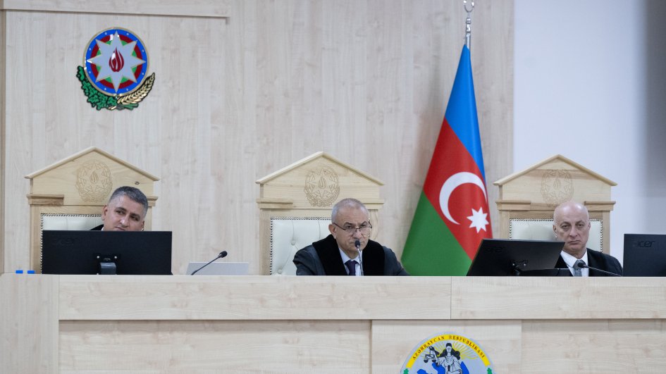 Ermənistan silahlı qüvvələrinin Xankəndiyə, Laçına, Kəlbəcərə, Ağdərəyə, Cəbrayıla, Füzuliyə hücumları nəticəsində məcburi köçkün düşmüş, yaralanmış, doğmaları öldürülmüş şəxslər məhkəmədə ifadə veriblər
