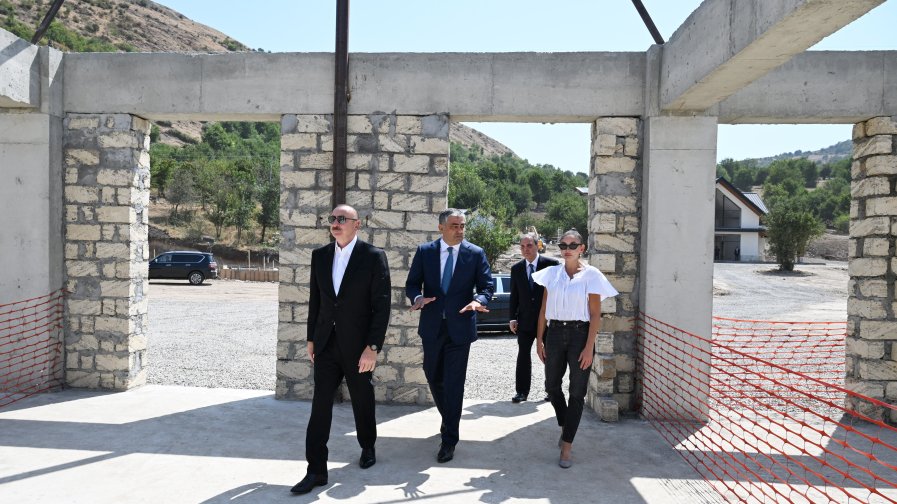 Prezident İlham Əliyev və Birinci xanım Mehriban Əliyeva “Hacıkənd” istirahət kompleksinin tikintisi ilə tanış olublar (FOTO) (YENİLƏNİB)