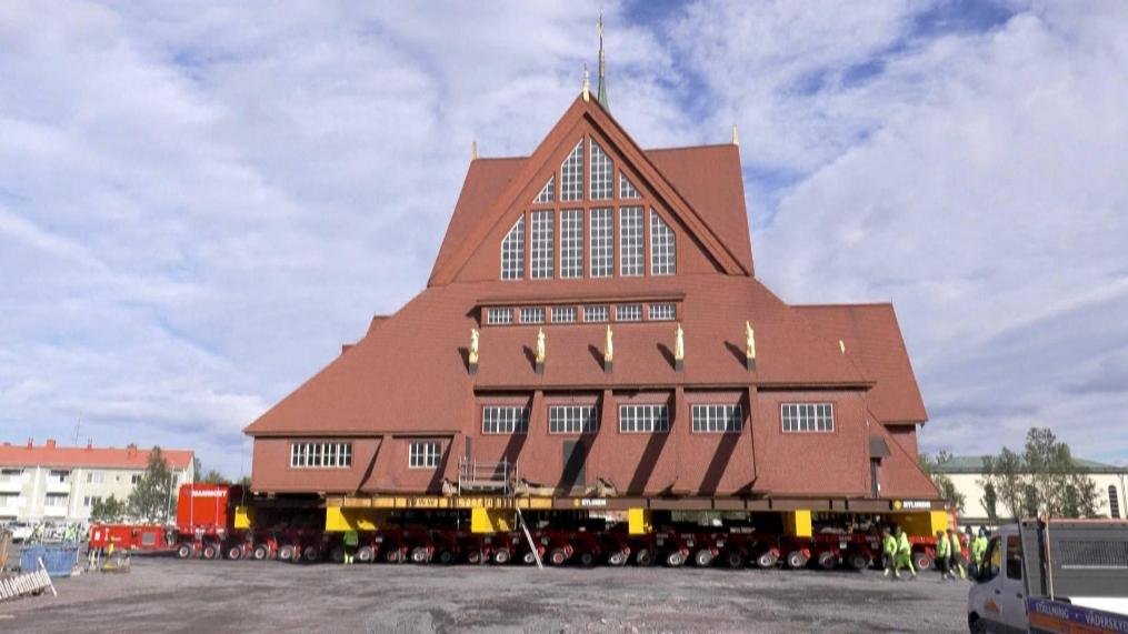 113 yıllık kilise 5 kilometre uzağa taşındı