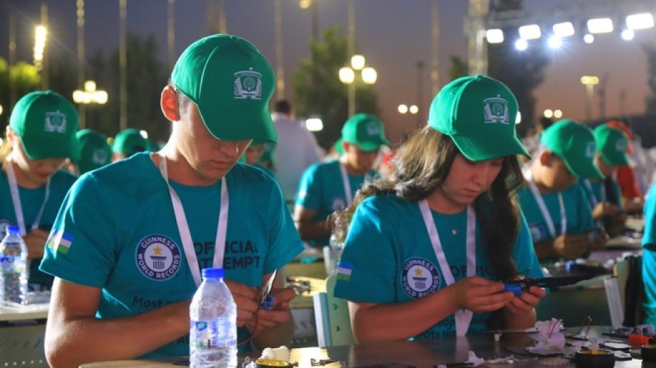 Özbəkistan Ginnesin Rekordlar Kitabına düşüb: Bir gündə 1900-dən çox robot