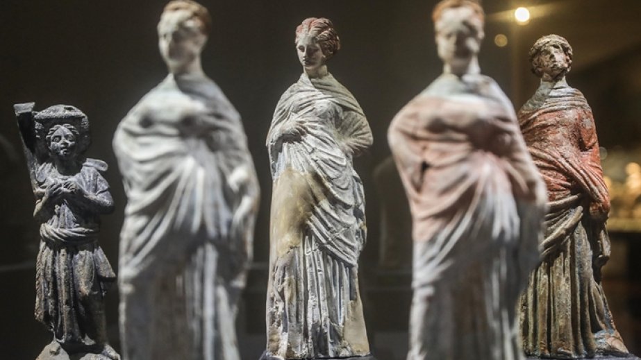 Misirdə Aralıq dənizinin dibində tapılan qədim artefaktlar nümayiş etdirilib