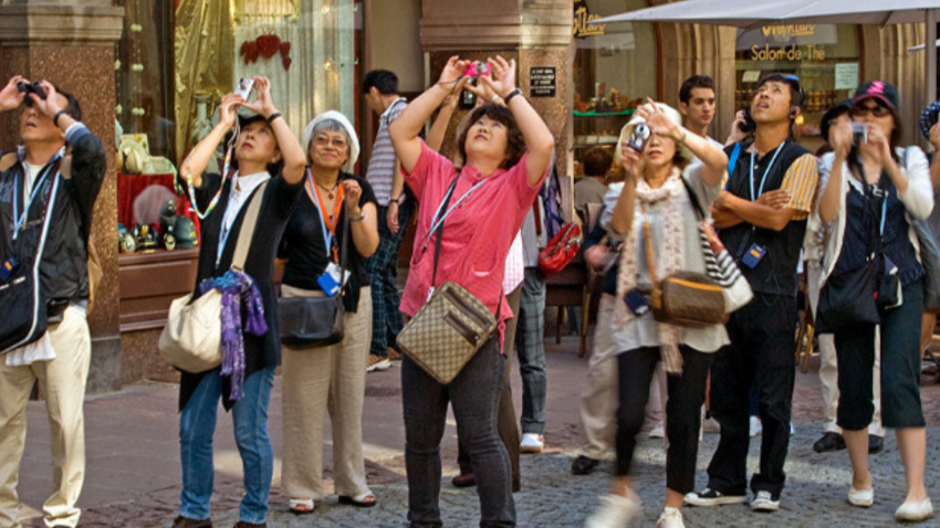 Azərbaycana gənc və ahıl yaşlı turistlərin axını artıb - ARAŞDIRMA