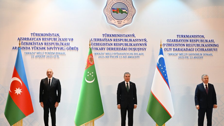 Türkmənbaşı şəhərində Prezident İlham Əliyev, Qurbanqulu Berdiməhəmmədov və Şavkat Mirziyoyev arasında yüksəksəviyyəli görüş başlayıb