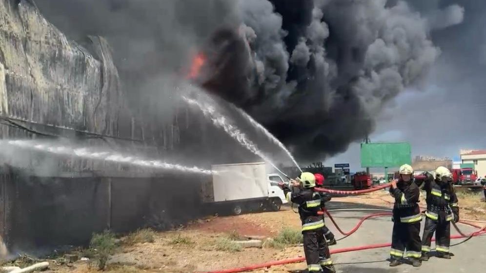 “Sədərək” Ticarət Mərkəzində yanğın başlayan yanğın tam məhdudlaşdırılıb
