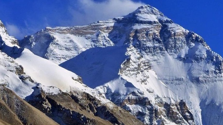 Qırğızıstanda dağın zirvəsində qalmış rusiyalı alpinistin axtarılması əməliyyatı dayandırılıb