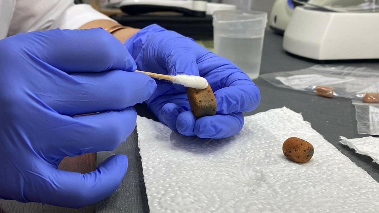 Beçin Kalesi'nde MÖ 6'ncı yüzyıla ait seramikler ve oyun zarları bulundu