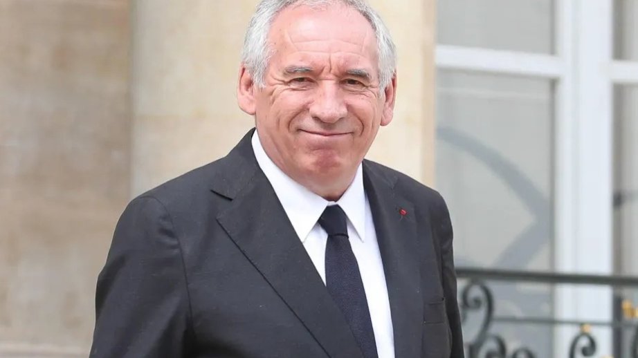 Sorğu: Fransızların 72 faizi Bayru hökumətinə etimad göstərilməsini istəmir