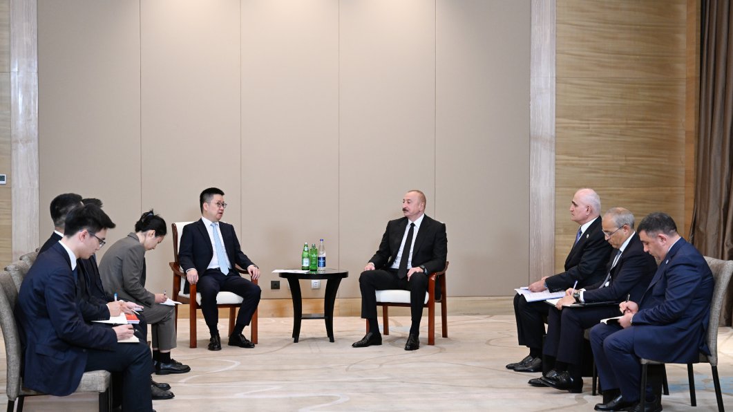 Prezident İlham Əliyev Tiencində "Sichian Sunsync Photovoltaic Technology Co" şirkətinin təsisçisi və sədri ilə görüşüb