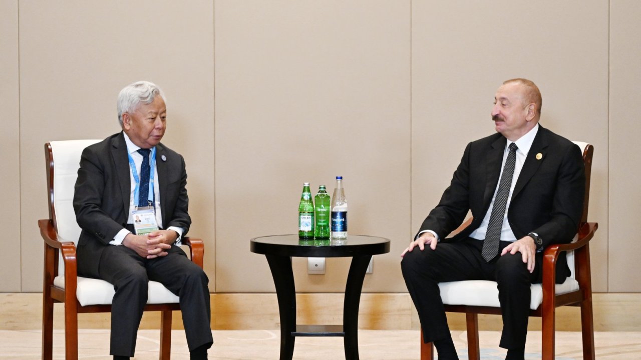 President Ilham Aliyev meets AIIB President in Tianjin