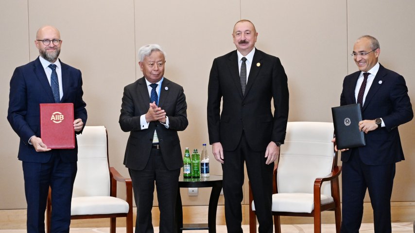 Prezident İlham Əliyev Tiencində Asiya İnfrastruktur İnvestisiya Bankının prezidenti ilə görüşüb