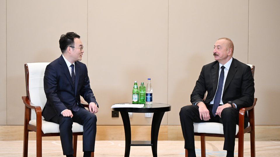 Prezident İlham Əliyev Tiencin şəhərində “Powerchina group” şirkətlər qrupunun icraçı vitse-prezidenti ilə görüşüb