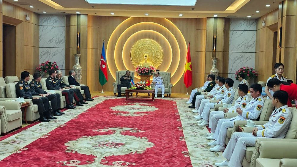 Azerbaijani minister visits Vietnamese navy headquarters