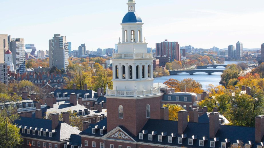 Məhkəmə Harvard Universitetinin maliyyələşməsini bərpa edib