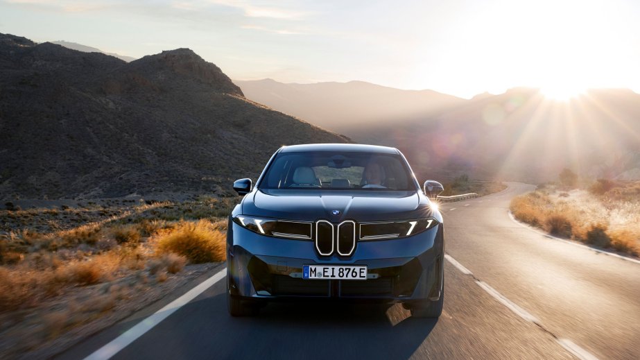 “BMW” şirkəti yeni nəsil elektrikli avtomobillərini təqdim edib