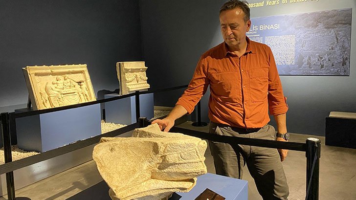 Aigai Antik Kenti'nde 2 bin 200 yıllık güneş saati bulundu