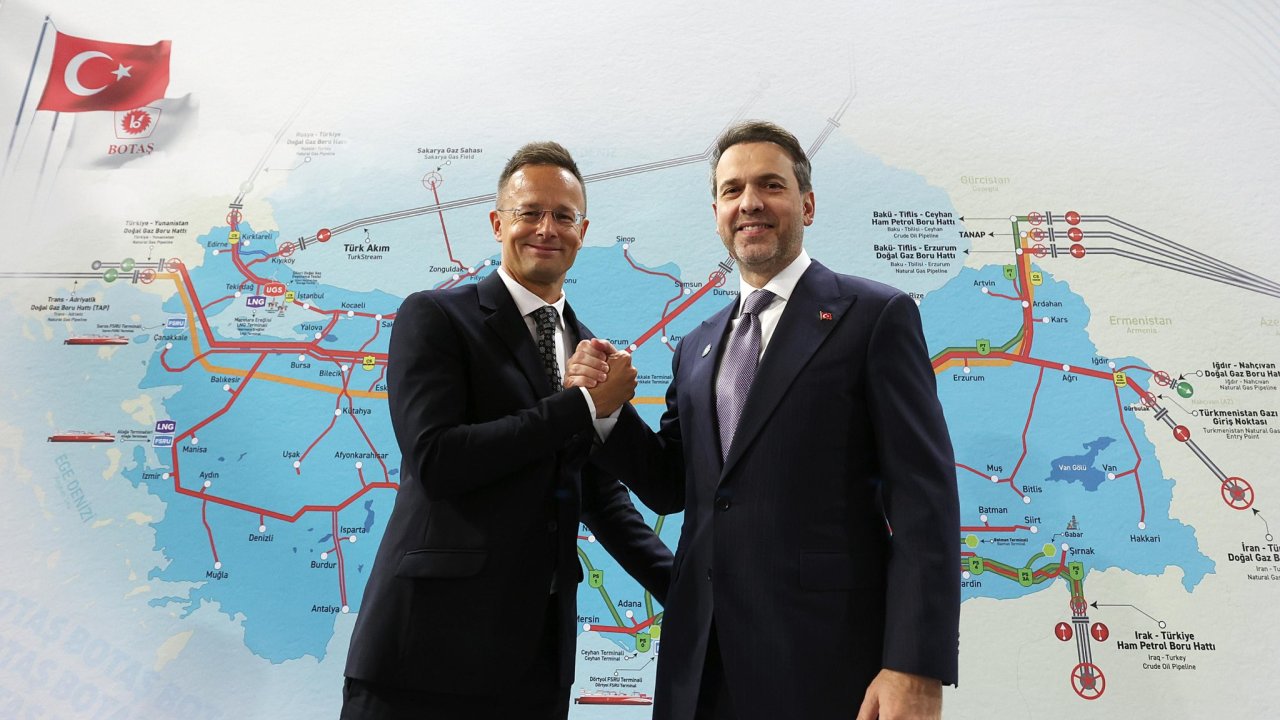 Bakan Bayraktar, Macaristan Dışişleri ve Ticaret Bakanı Szijjarto ile bir araya geldi