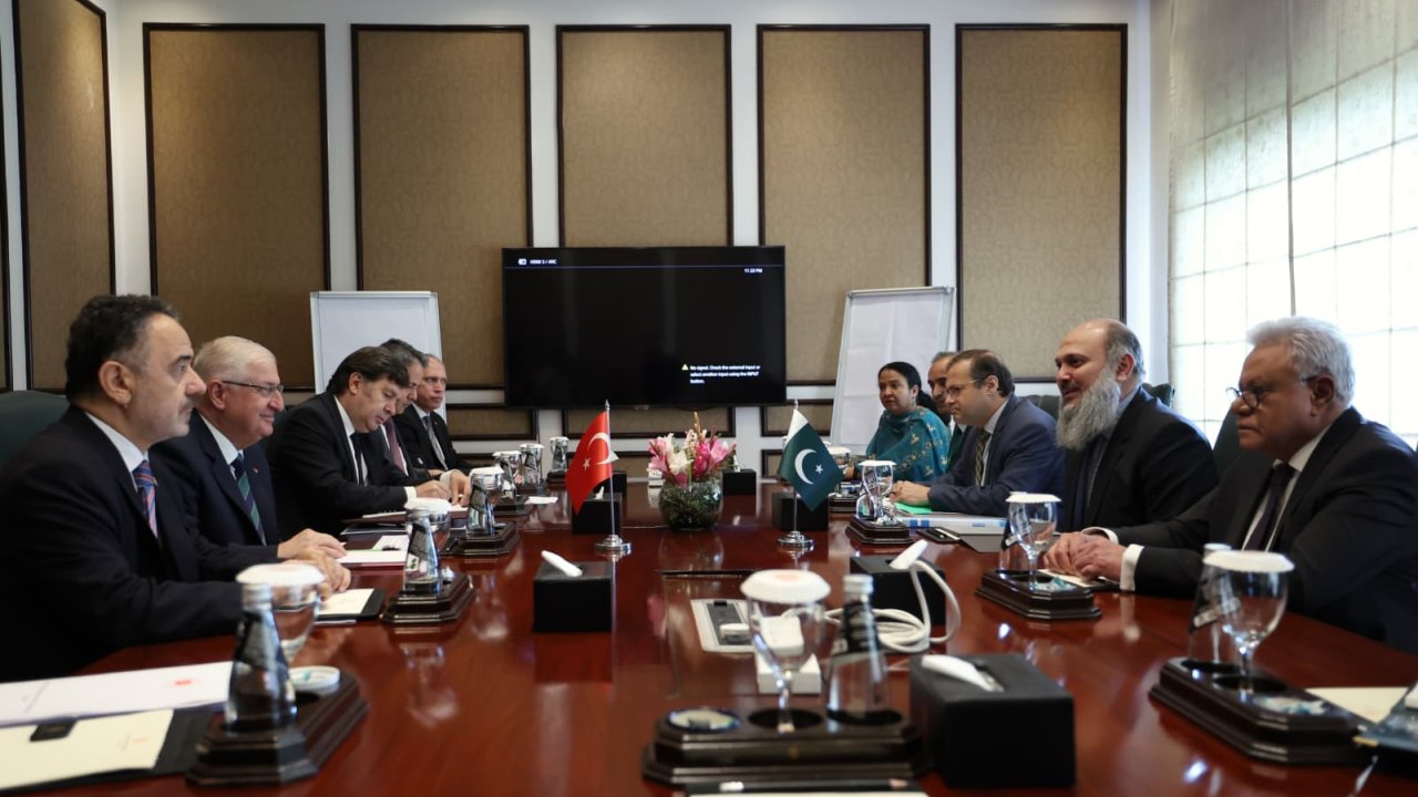 Bakan Güler, Pakistan Ticaret Bakanı Khan ile görüştü