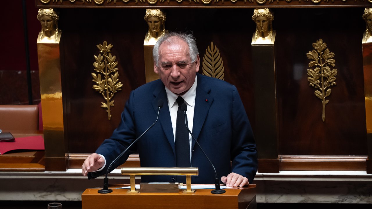 Fransa'da güvenoyu alamayan hükümet düştü