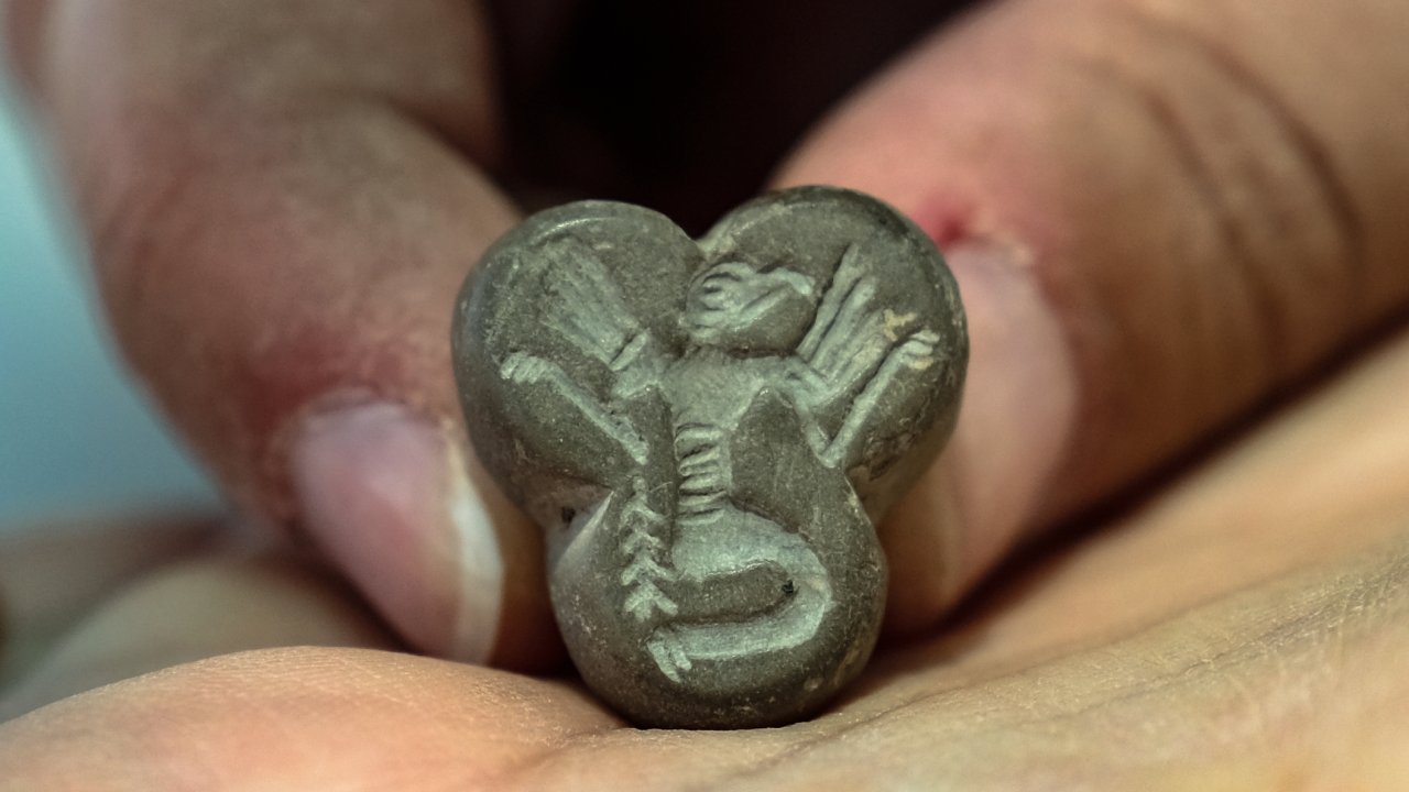 Karahöyük’te kartal başlı, insan figürlü mühür bulundu