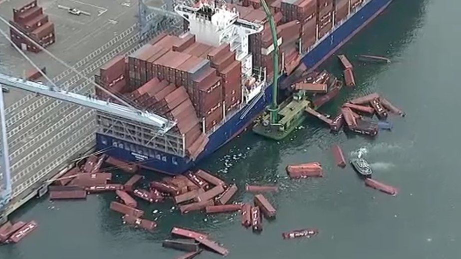 ABŞ-da 50-yə yaxın yük konteyneri gəmidən okeana tökülüb